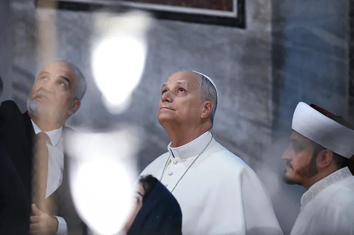 Pope Leo XIV touring the Sultanahmet Mosque in Istanbul, accompanied by Turkish officials and religious representatives.
