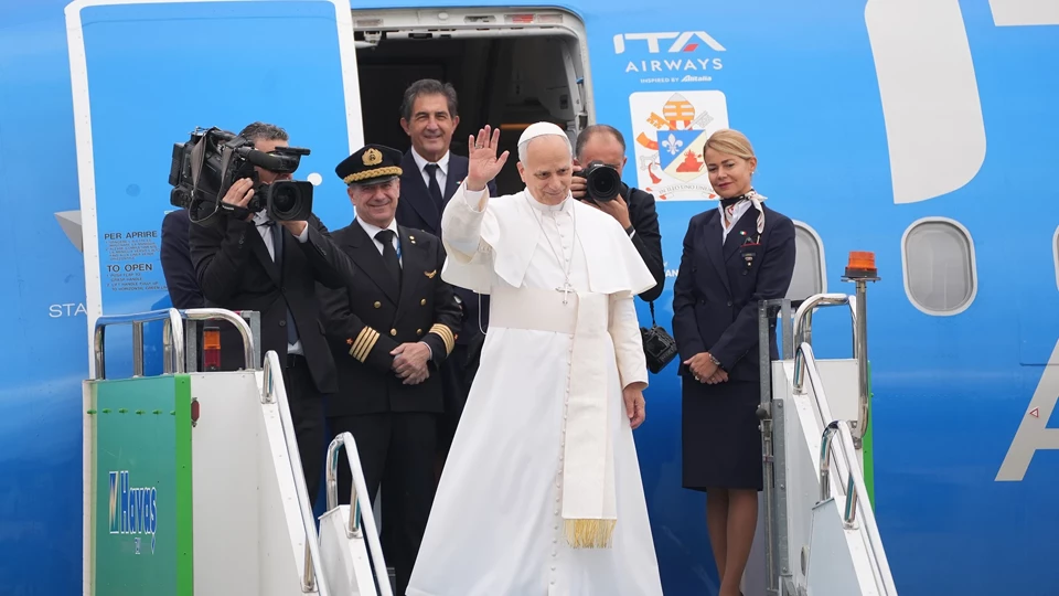 Pope Leo XIV waving goodbye before boarding his flight as he departs Türkiye.