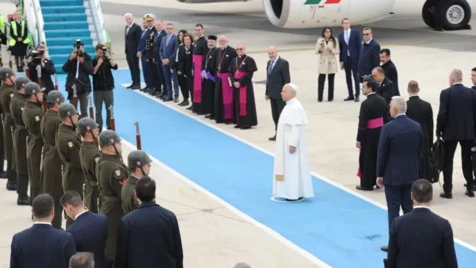 Pope Leo XIV greeting officials during the farewell ceremony before departing Türkiye.