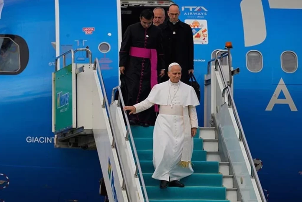 Pope Leo XIV stepping off the ITA Airways aircraft upon arrival in Türkiye.